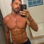 Sem roupa, Cauã Reymond atiça fãs em novas fotos sensuais: 'Queria ser a Odete'