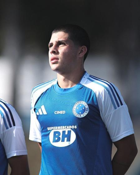 Cauan Baptistella chegou ao Cruzeiro em 2022 e se destaca pelo faro de gol e qualidade técnica