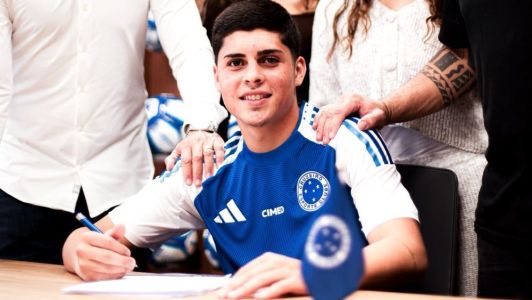 Cauan Baptistela na assinatura de novo contrato com o Cruzeiro em 8 de julho de 2025, com vínculo de cinco anos