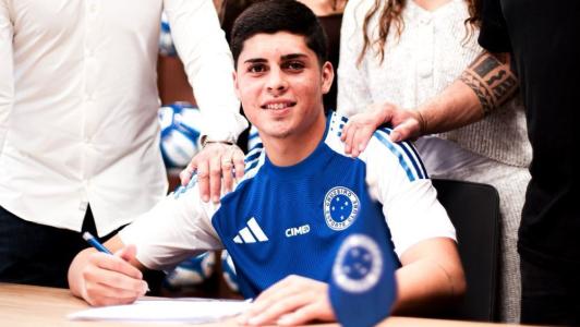 Cauan Baptistela na assinatura de novo contrato com o Cruzeiro em 8 de julho de 2025, com vínculo de cinco anos