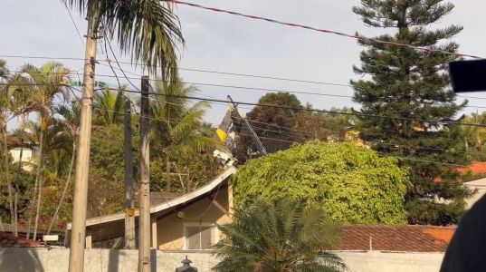 Cauda e motores do avião da Voepass são removidos do local do acidente | CNN Brasil