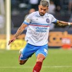 Bahia confirma lesão ligamentar no joelho do meia Cauly