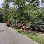 Carreta com água mineral tomba na BR 354, próximo a Pouso Alto