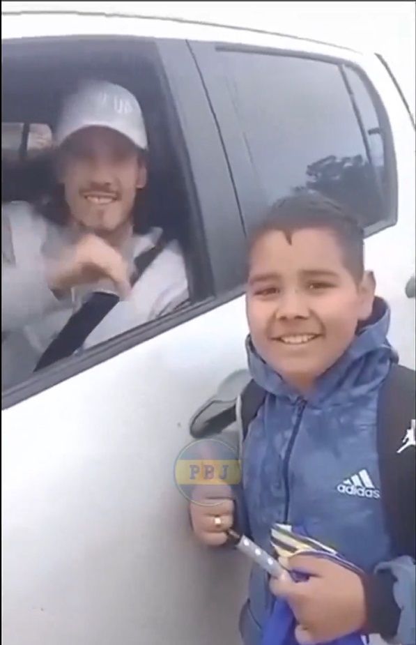 Tietado, Cavani surpreende e oferece repelente a jovem torcedor do Boca Juniors