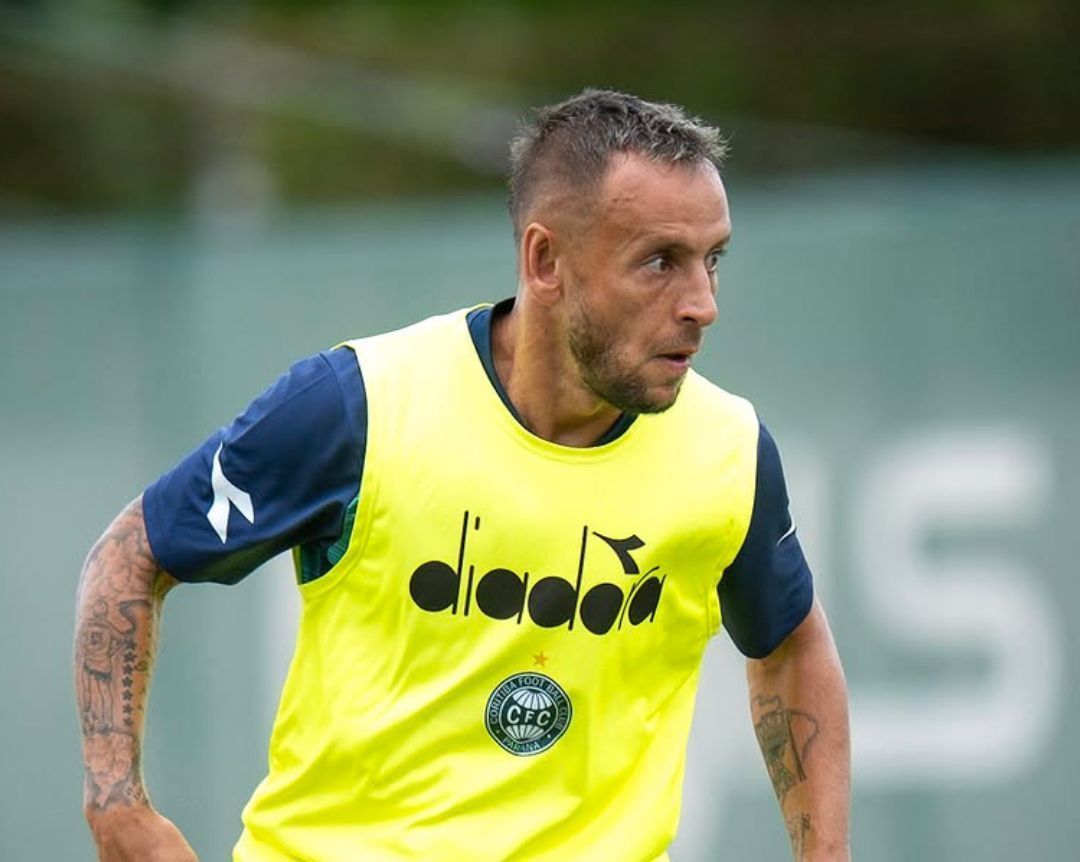 Coritiba rescinde contrato de Rafinha após participação em jogo do Bayern