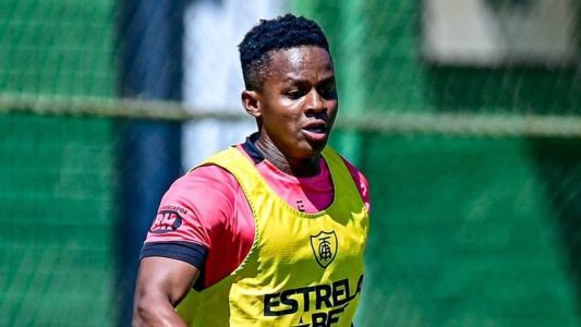 Cazares durante treino na manhã desta quarta-feira no CT Lanna Drumond