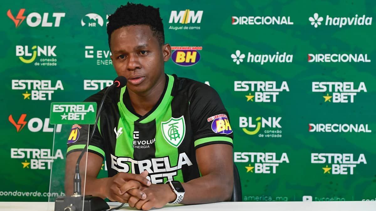 Cazares é apresentado pelo América e afirma estar 'feliz e confiante' no Coelho