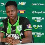 Cazares é apresentado pelo América e afirma estar 'feliz e confiante' no Coelho