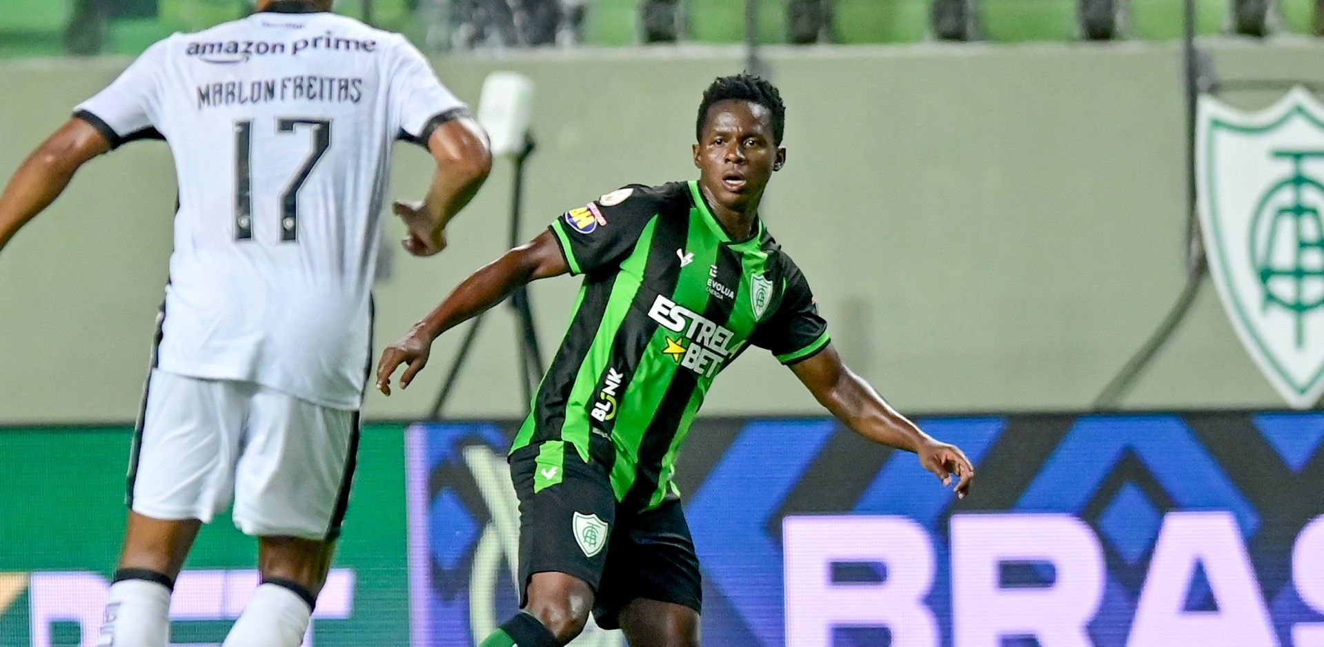 Santos avança por contratação de Cazares, do América