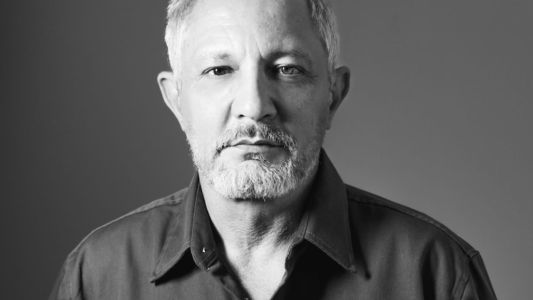 Cazuza o poeta que rasgou o Brasil em versos e coragem