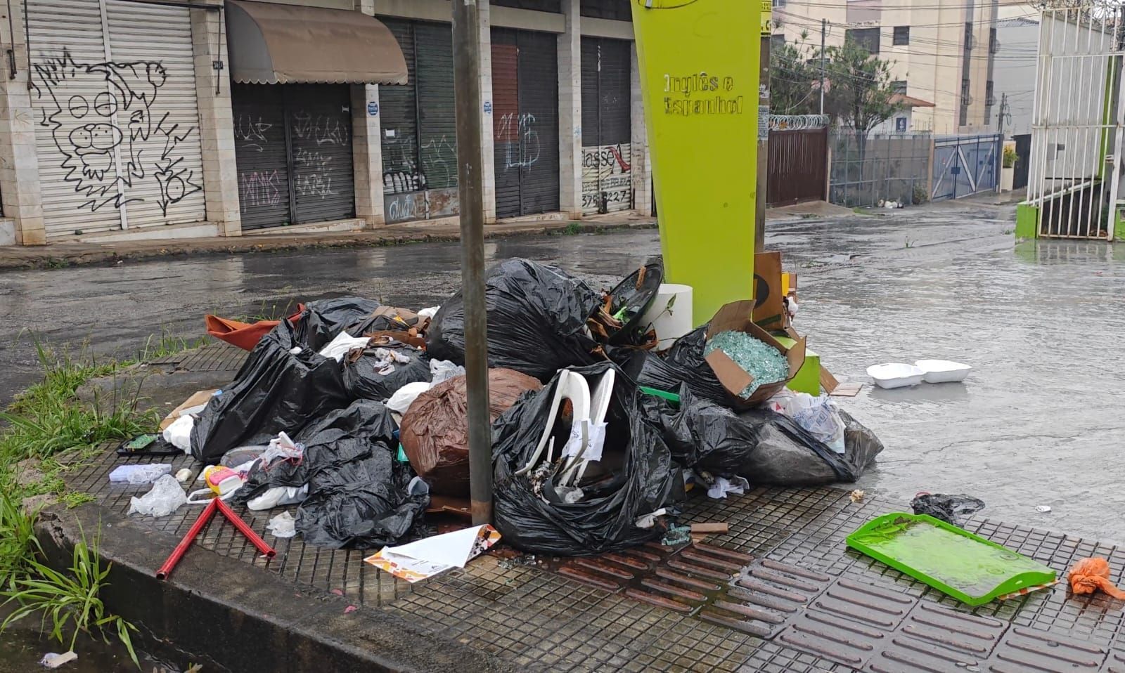 Mesmo após fim da greve, lixo ainda se acumula em bairros de BH