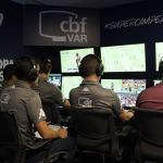 CBF pede divulgação de áudios do VAR nos estádios, mas Fifa nega