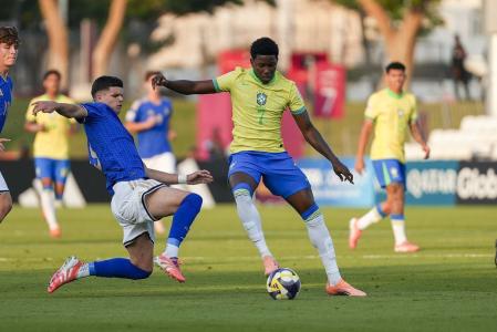 Ruan Pablo em ação pela Seleção Brasileira Sub-17, contra a Itália, na Copa do Mundo da categoria