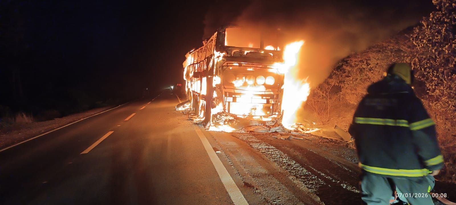 Ônibus pega fogo na MGC-122 e mobiliza Corpo de Bombeiros em Janaúba