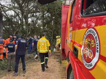 Trabalhos do Corpo de Bombeiros de Santa Catarina após a queda de um balão em Praia Grande