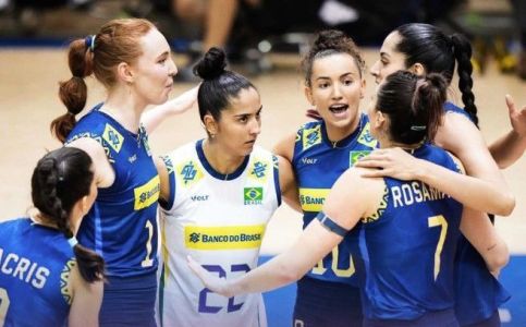 Seleção Brasileira comemora vitória sobre a Bulgária na VNL Feminina 2025