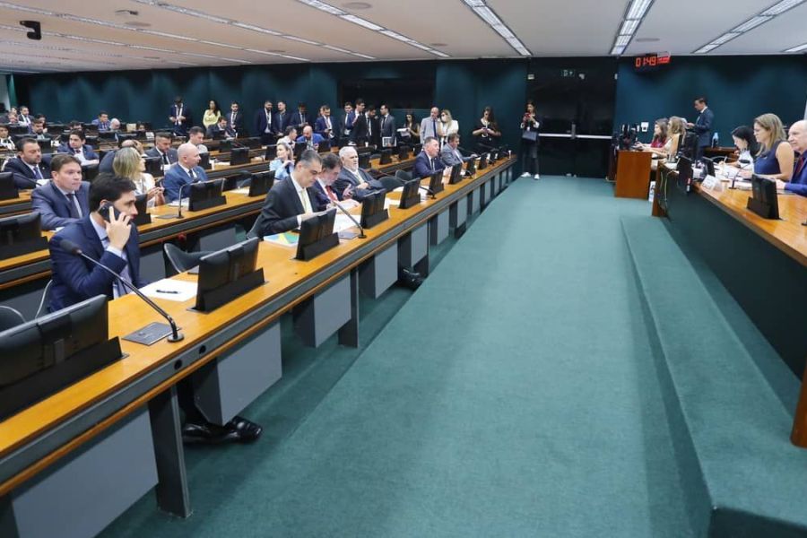 PEC do fim da escala 6x1 deve ser admitida na CCJ na quarta-feira (22)