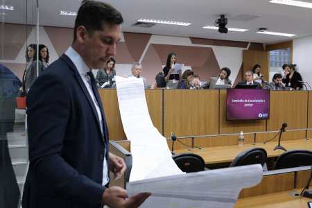 Oposição protestou contra proposta de alienação de imóveis do estado apresentando lista com os mais de 300 bens incluídos no texto