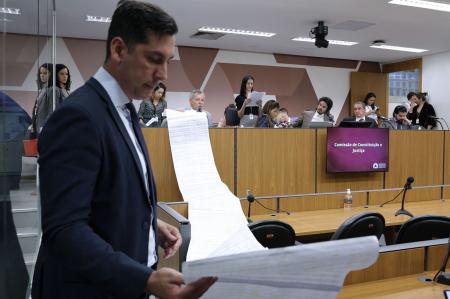 Oposição protestou contra proposta de alienação de imóveis do estado apresentando lista com os mais de 300 bens incluídos no texto