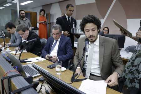 Em primeiro plano, Doorgal Andrada (PRD), relator do PL e presidente da CCJ
