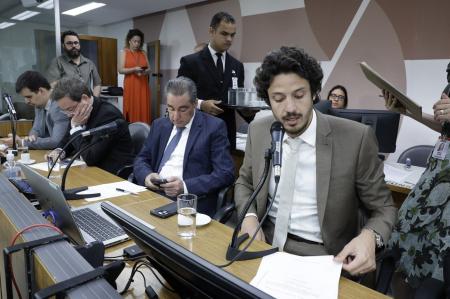 Em primeiro plano, Doorgal Andrada (PRD), relator do PL e presidente da CCJ