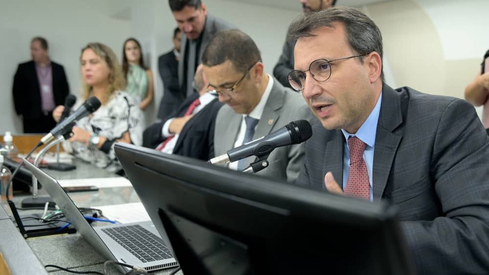Presidente da CCJ da Assembleia propõe mudanças na Recuperação Fiscal e 'divide' projeto