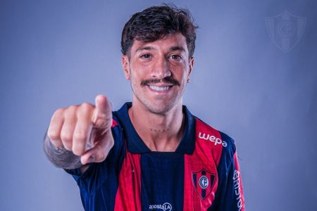 Fabricio Domínguez posa com a camisa do Cerro Porteño, do Paraguai
