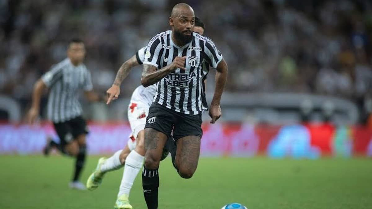 Lateral do Ceará detona o gramado do Castelão: 'seco e cheio de buraco'