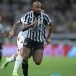 Lateral do Ceará detona o gramado do Castelão: 'seco e cheio de buraco'