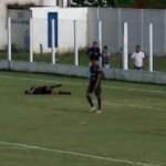 Jogador desmaia em campo e assusta em partida pela Série D do Brasileiro