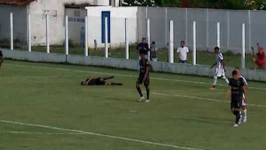Ceará, do Caucaia, desmaia em campo e sai do estádio de ambulância após atendimento médico
