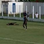 Jogador desmaia em campo e assusta em partida pela Série D do Brasileiro