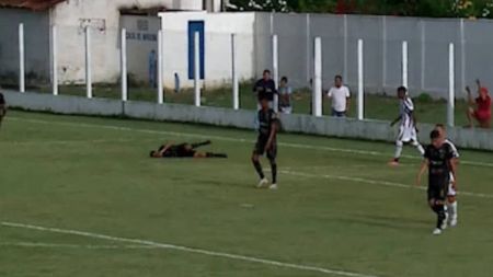 Ceará, do Caucaia, desmaia em campo e sai do estádio de ambulância após atendimento médico