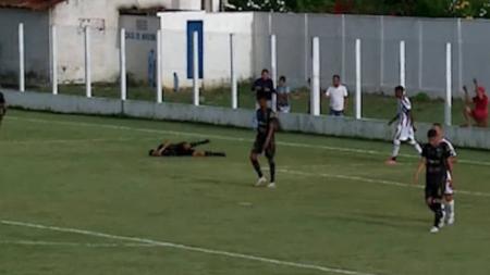 Ceará, do Caucaia, desmaia em campo e sai do estádio de ambulância após atendimento médico