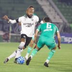 Atacante do Ceará sobre golaço anulado na Série B: 'Não senti pegar na mão'