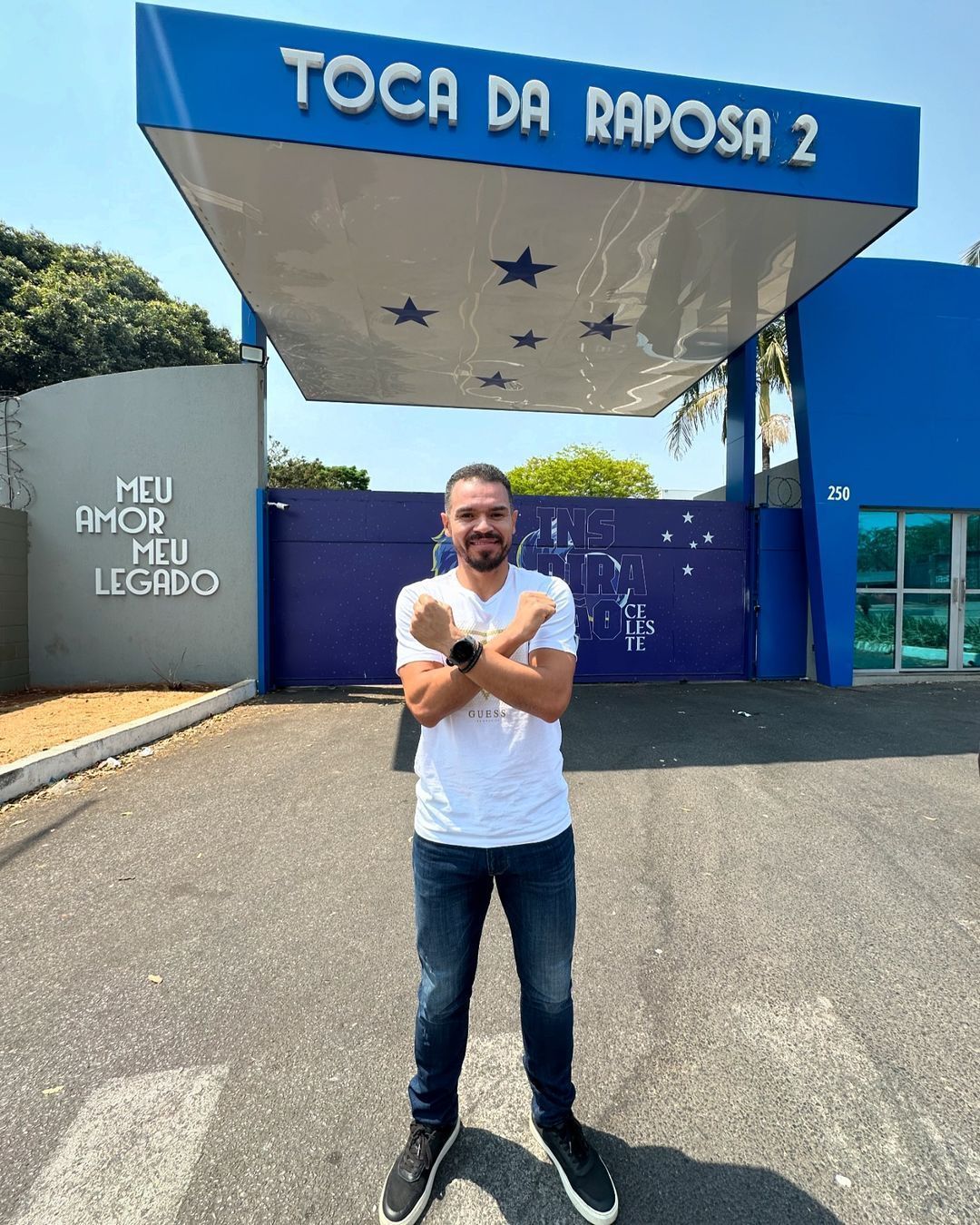 Campeão pelo Cruzeiro volta à Toca da Raposa após quatro anos; veja foto