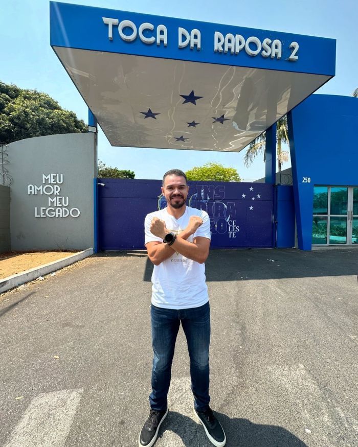 Ceará, ex-Cruzeiro, visita Toca da Raposa II.jpg