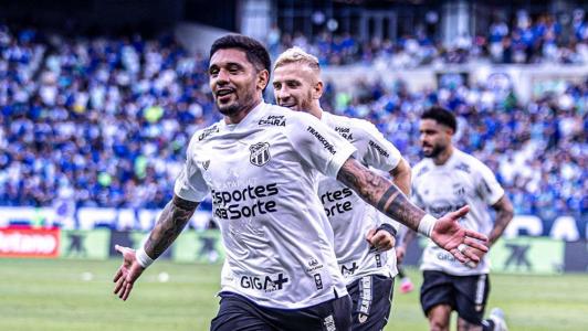 Antoino Galeano comemora gol do Ceará sobre o Cruzeiro no Brasileirão de 2025