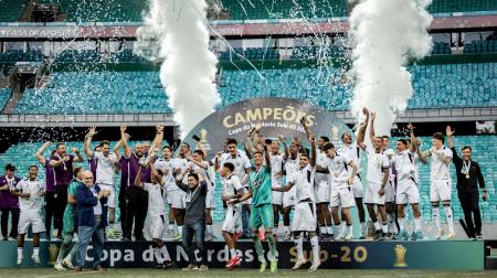 Jogadores do Ceará comemoram título da Copa do Nordeste Sub-20 na Arena Fonte Nova, em Salvador