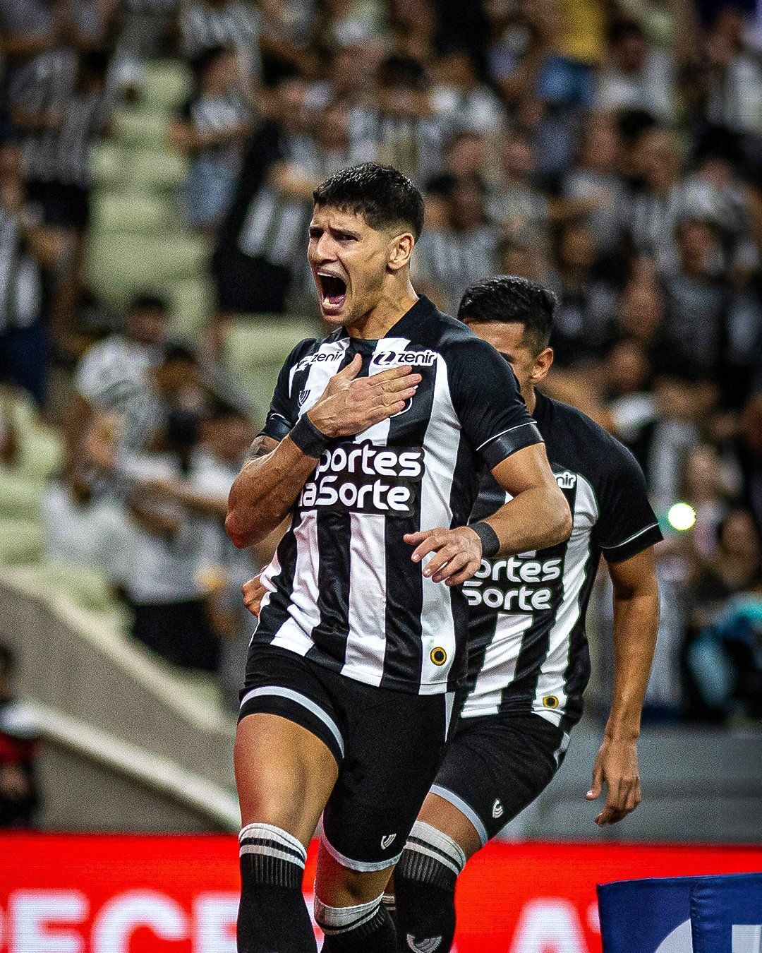 Em casa, Ceará vence o Coritiba e entra no G4 da Série B