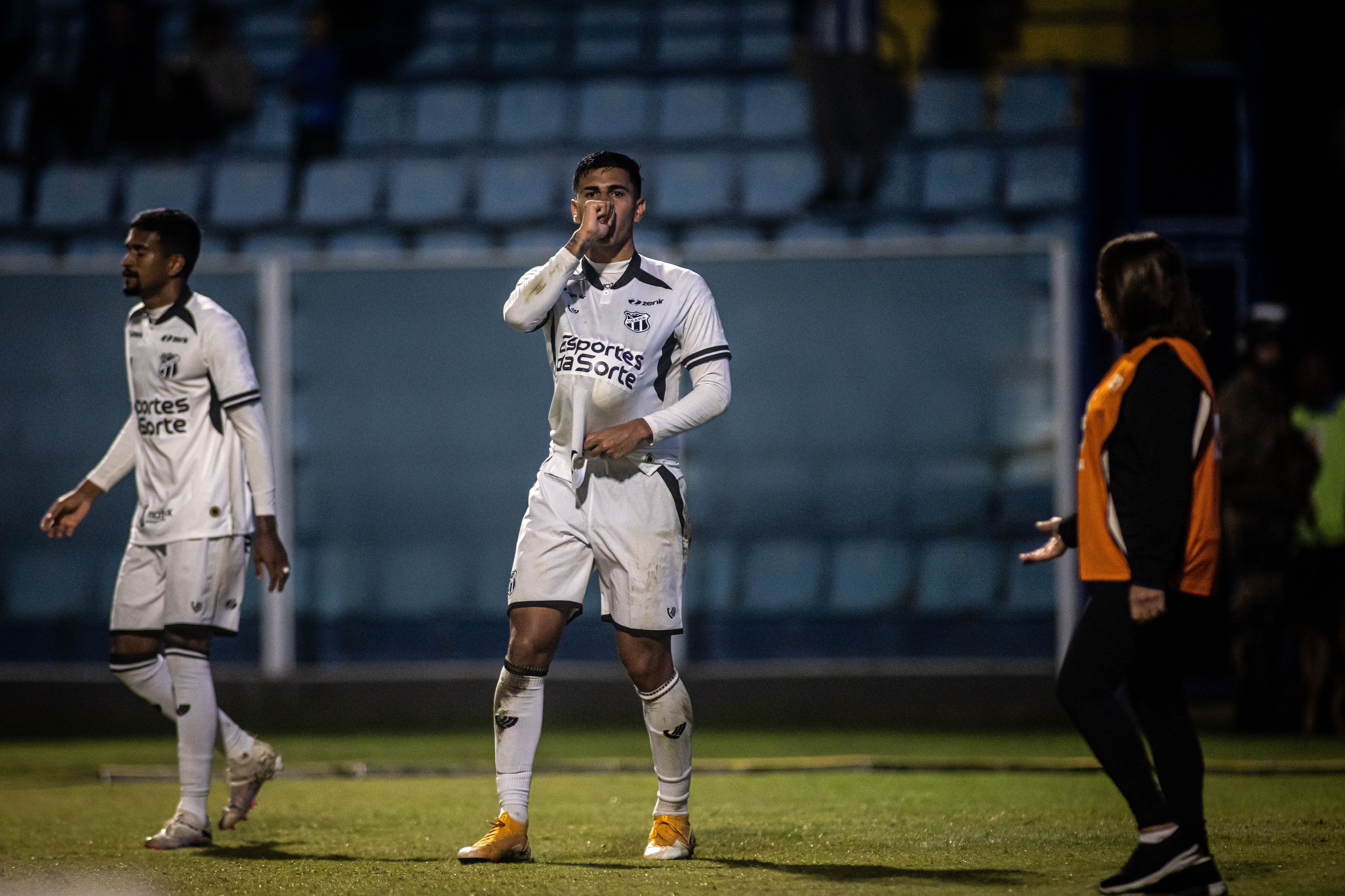 Ceará marca no segundo tempo, vence o Avaí e sobe na tabela da Série B