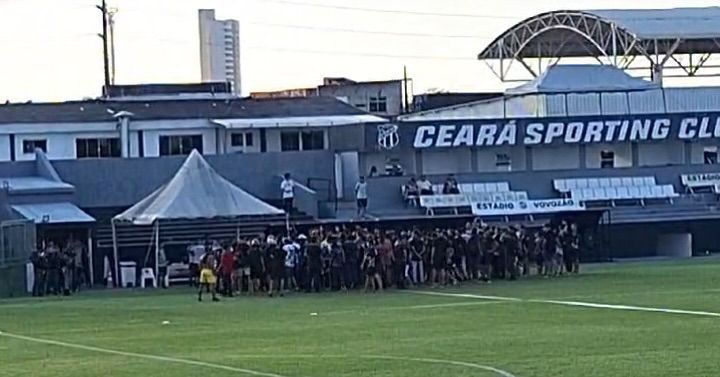 Torcedores do Ceará invadem CT para cobrar jogadores