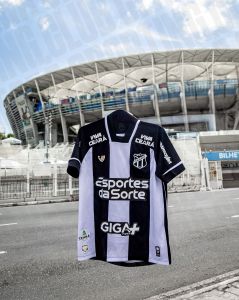 Camisa do Ceará no entorno da Arena Fonte Nova, em Salvador