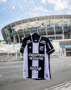 Camisa do Ceará no entorno da Arena Fonte Nova, em Salvador
