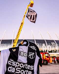 Camisa do Ceará no entorno da Arena Fonte Nova, em Salvador