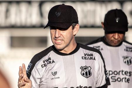 Técnico Léo Condé durante treino do Ceará