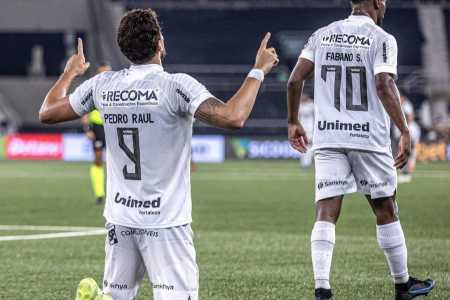 Pedro Raul comemora gol do Ceará sobre o Botafogo, ajoelhado no gramado