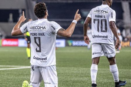 Pedro Raul comemora gol do Ceará sobre o Botafogo, ajoelhado no gramado