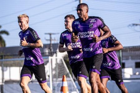 Jogadores do Ceará durante treino desta segunda-feira (23)