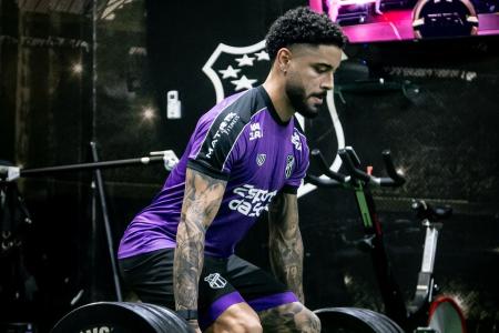 Matheus Bahia durante exercício na academia do Ceará